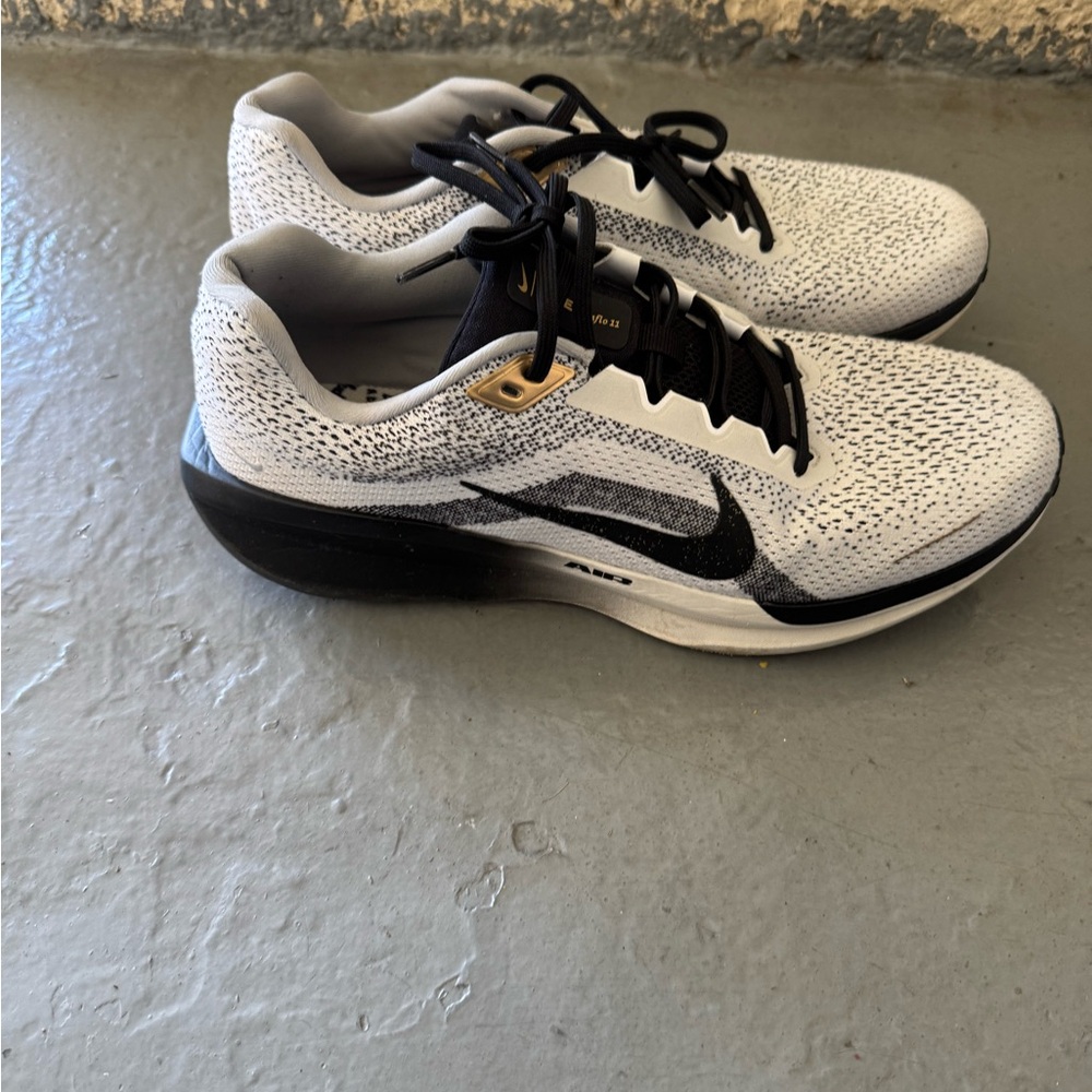 Nike Men's White and Black Sneakers